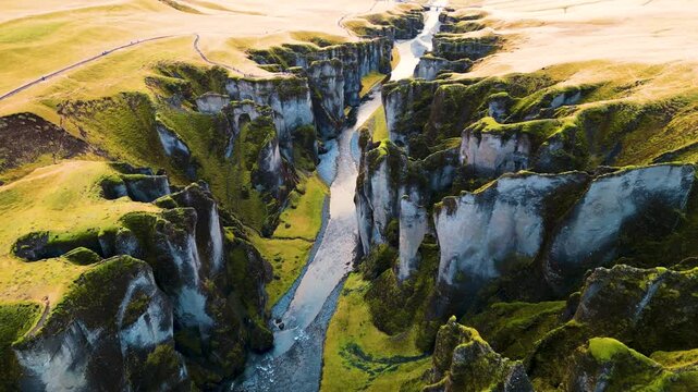  Fja&eth;r&aacute;rglj&uacute;fur Canyon in Island im Herbst bei goldener Stunde, farbintensive Landschaft mit markanten Felsformationen und dem Fluss Fja&eth;r&aacute; inmitten der tief eingeschnittenen Schlucht