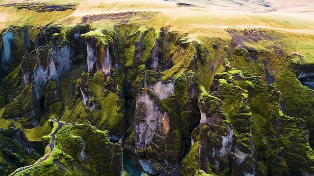  Fja&eth;r&aacute;rglj&uacute;fur Canyon in Island im Herbst bei goldener Stunde, farbintensive Landschaft mit markanten Felsformationen und dem Fluss Fja&eth;r&aacute; inmitten der tief eingeschnittenen Schlucht
