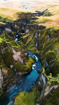 Fja&eth;r&aacute;rglj&uacute;fur Canyon in Island im Herbst bei goldener Stunde, farbintensive Landschaft mit markanten Felsformationen und dem Fluss Fja&eth;r&aacute; inmitten der tief eingeschnittenen Schlucht