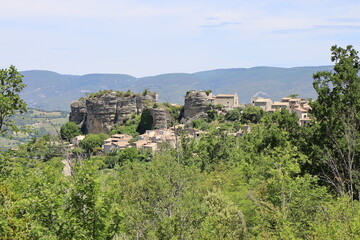 Fototapeta premium Vue d'ensemble du village, village typique de Saignon, département du Vaucluse, France