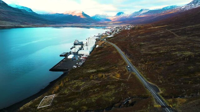 Rey&eth;arfj&ouml;r&eth;ur im Osten Islands am Morgen im Herbst, sanftes Licht der goldenen Stunde &uuml;ber dem ruhigen Fjord, eingerahmt von herbstlichen Farben und den umliegenden Bergen