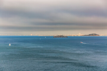 Vista panorámica de la bahía de San Francisco desde el puente Golden Gate. Al centro de la imagen...