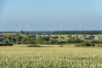 Getreidefelder und Windräder