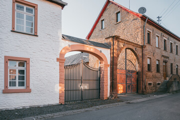 Ein Gebäude im kleinen Dörfchen Muldenau in der Eifel