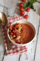 gaspacho tomate, concombre, poivron rouge et sel fumé