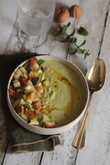gaspacho de courgette, fromage de chèvre et huile de noix