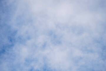 Ciel bleu avec nuages blancs épars par temps clair