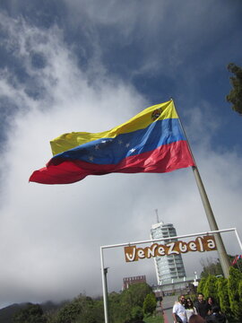 Bandera de Venezuela ondeando al Viento