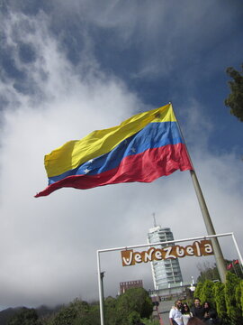 Bandera de Venezuela ondeando al Viento