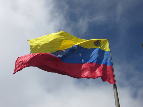 Bandera de Venezuela ondeando al Viento