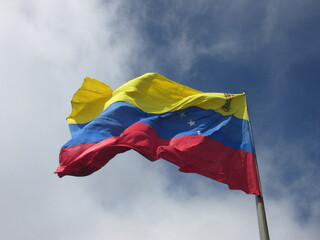 Bandera de Venezuela ondeando al Viento