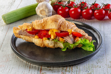 Croissant with tuna, tomato and salad