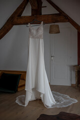 La robe suspendu de la mariée pour le jour de son mariage