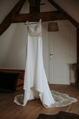 La robe suspendu de la mariée pour le jour de son mariage