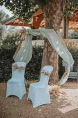 Les chaises des mariés pour la cérémonie laïque d'un mariage