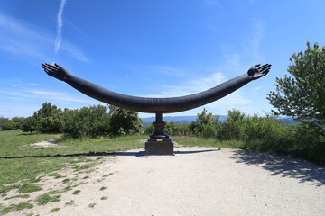 Statue représentant deux bras ouverts, du sculpteur Alexandre Bourganov, à côté du château du...