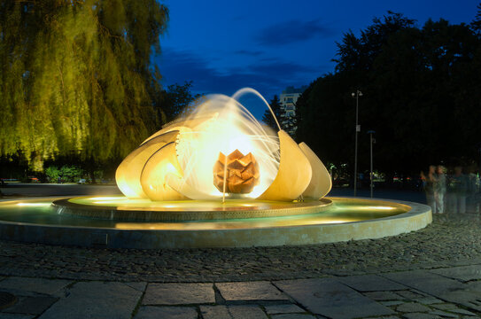 2024-09-06; evening street and fountain in the city of Kolobrzeg Poland
