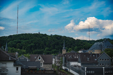 Velbert-Langenberg Skyline mit Doppelsendern - Stadtbild mit grünen Hügeln und Technik-Ikonen © Dennis