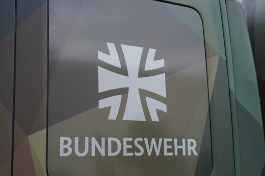 Logo der Bundeswehr auf einem milit&auml;rischen Fahrzeug in Berlin am Veteranentag am 15.05.2025