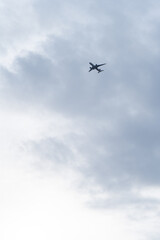 冬の空を飛ぶ成田空港に向かう飛行機