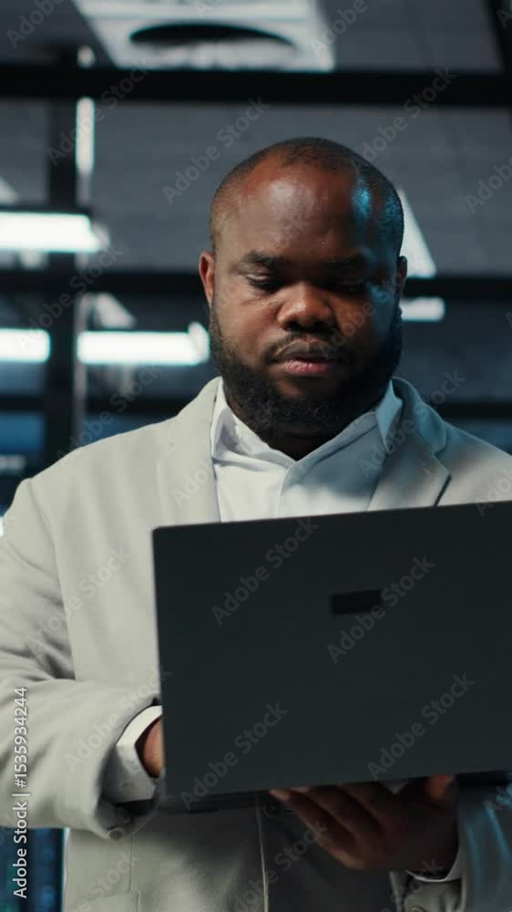 Poster vertical video data center engineer analyzing equipment performance, resolving technical issues. ser