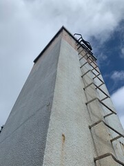 古い建物と青空