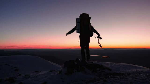 Caminando por el filo del Cerro Nahuel Pan, antes de que salga el sol. Esquel Chubut