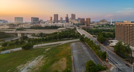 Fototapeta premium Atlanta, Georgia, USA skyline and highway interchange at dusk, showcasing the city's urban infrastructure and transportation network.