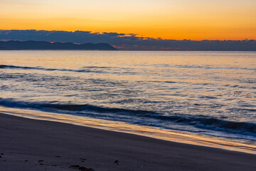 日本の風景・秋　北海道函館市　大森浜の美しい朝焼け