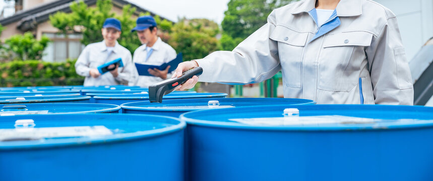 worker, handheld terminal, inventory, scan, drum, logistics, warehouse, raw material, material, rfid, inspection, liquid, handheld scanner, waste, woman, man, oil, fuel, chemical, factory, industry, m