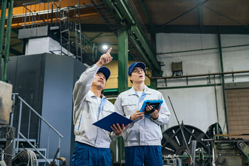 工場を視察する作業員グループ