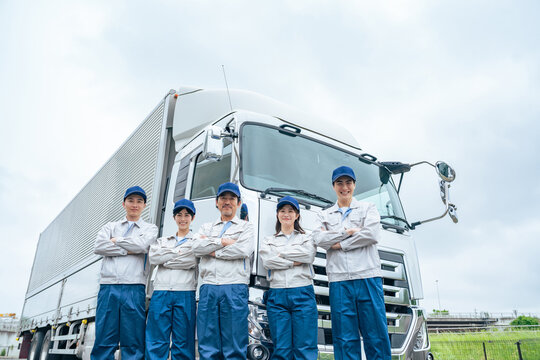 transportation industry, worker, logistics, truck, driver, confidence, challenge, motivation, delivery, arms crossed, staff, delivery person, people, teamwork, japanese, asian, employee, job offer, wa