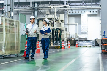 工場で働く作業員グループ