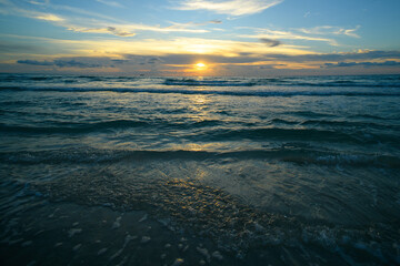 Obraz premium Ocean waves at beach. Waterscape for background. Sea sunrise. Sunset or sunrise seascape at sea.