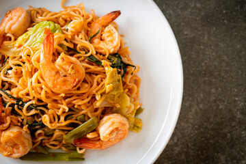 Stir-fried instant noodles sukiyaki with shrimps