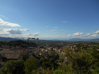 イタリア・スポレートの街並みとウンブリアの丘陵地帯｜伝統と変化が交差する都市の遠景　Panoramic view of Spoleto, Italy with hills of Umbria｜Cityscape blending history and modern development

