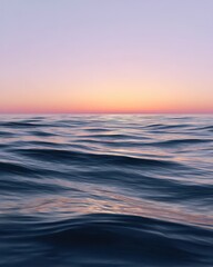 Obraz premium Soft Violet Glow Over Wavy Ocean Horizon During Evening Time