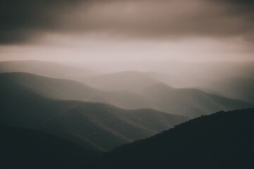 Obraz premium Misty mountains shrouded in muted light