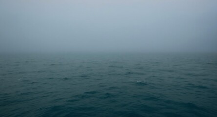 Obraz premium Misty Ocean Horizon