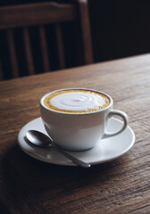 Fototapeta premium アンティークテーブルの上でコーヒーブレイク
