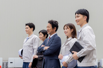 建物の前に並ぶ会社従業員の集合社員