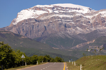 The road leading to the foot of Mount Shahdag.