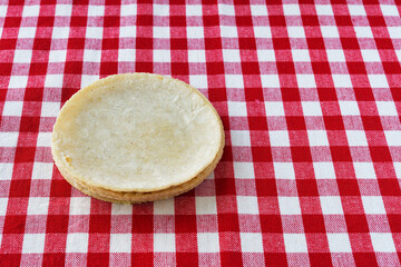 とうもろこし粉から作られたメキシコのトルティージャ（トルティーリャ, トルティーヤ）：タコスのためのコーントルティージャ　コピースペースあり　Mexican tortilla made from corn flour: Corn tortilla for tacos , copy space available