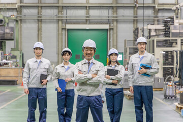  工場で働く作業員のグループ