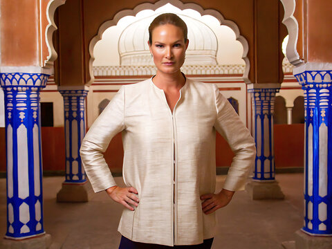 Smiling woman in traditional architecture interior posing – Mujer sonriente en interior de arquitectura tradicional posando

