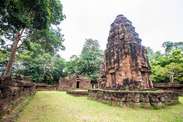 Prasat Ta Muen Tod is smaller than Prasat Ta Muen Thom. It is made of laterite and has the...