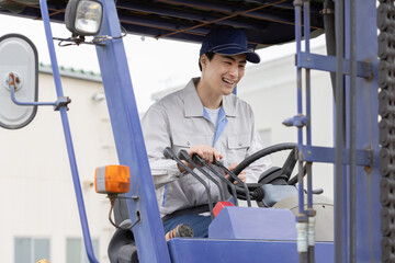 フォークリフトを操作する男性作業員