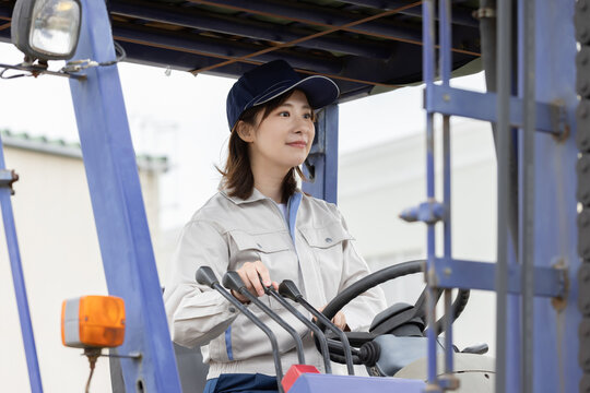 フォークリフトを操作する女性作業員