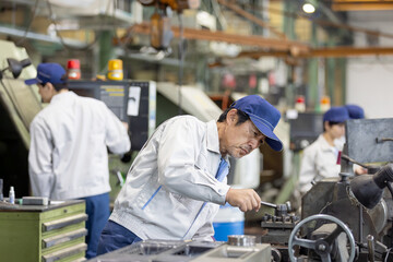 工場で作業する作業員グループ