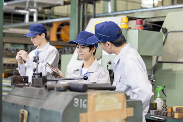 Obraz premium 工場で働く作業員グループ